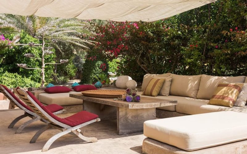 11 - outside lounge area
