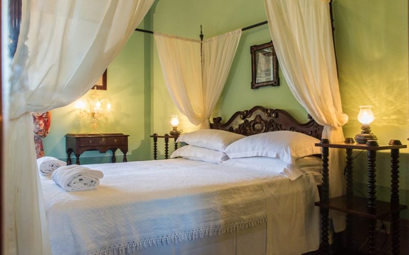 17 - four poster bed