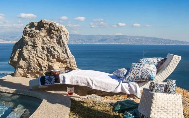 sun bed sea view